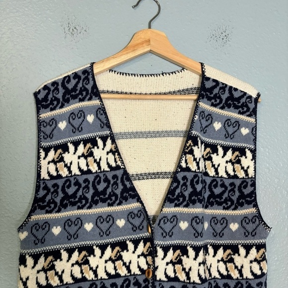 Vintage Women's Knit Blue White Stripe Heart Cottagecore Vest - Picture 3 of 9